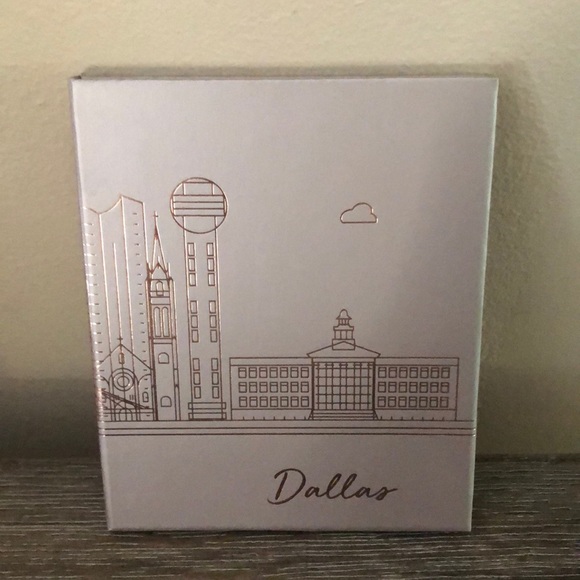 Belk Dallas set of blush and eyeshadows new - Picture 2 of 4